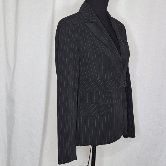 Moda International Women's Black Pinstripe Fitted Button-Waist Blazer - Size 10 - Picture 5 of 13